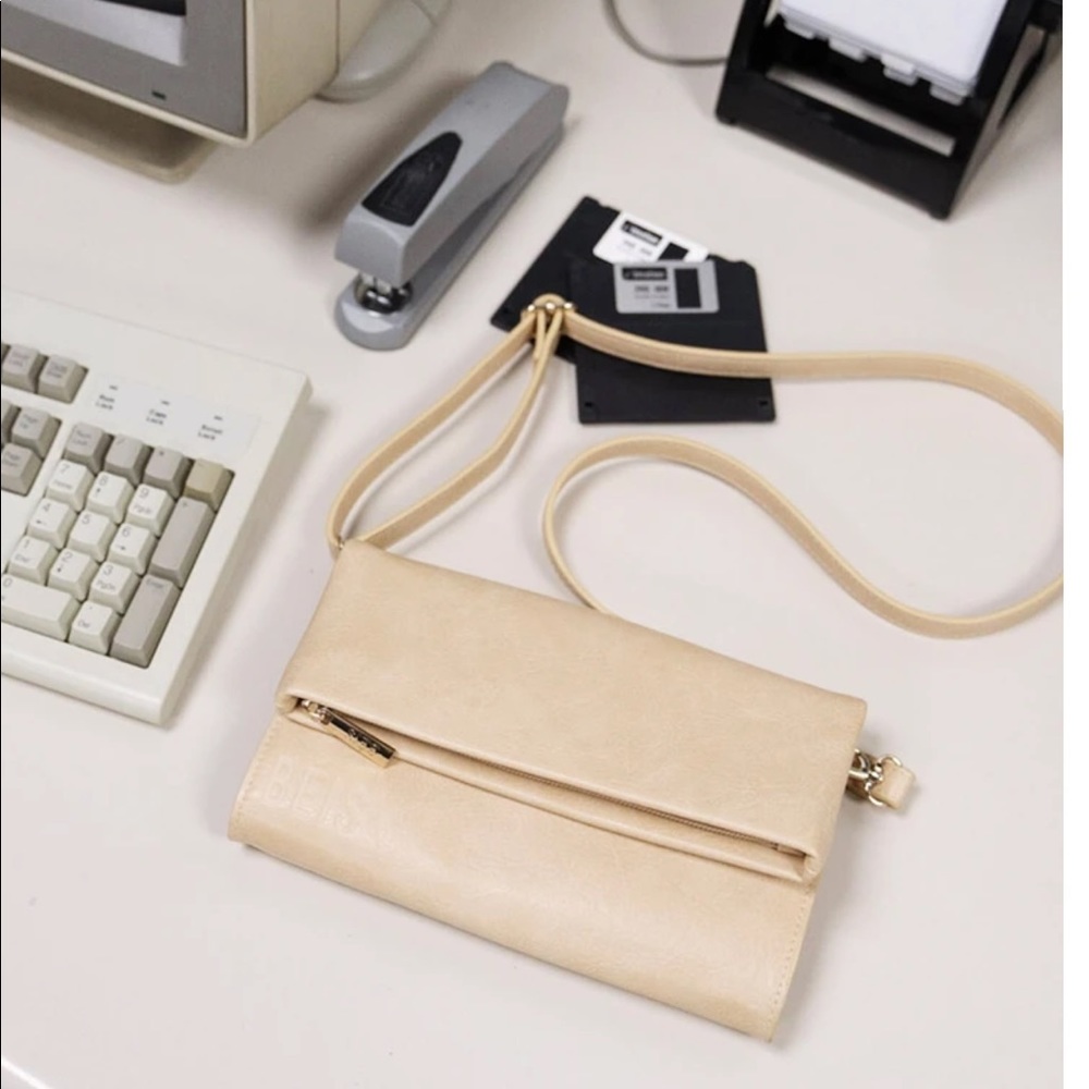 Beis Crossbody Wallet 💕
